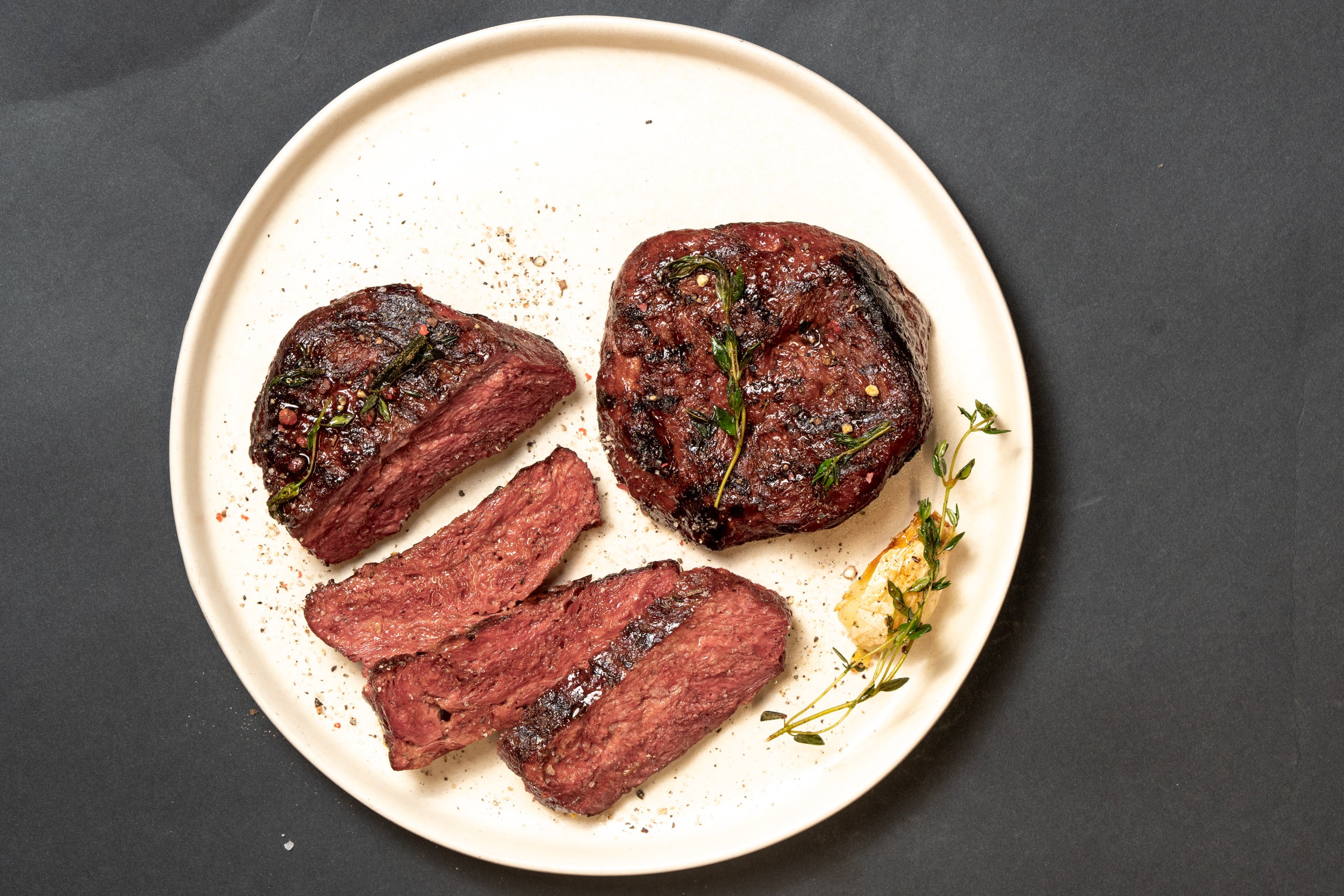 Planted bringt das erste fermentierte Steak seiner Art auf den Markt und baut Produktion aus